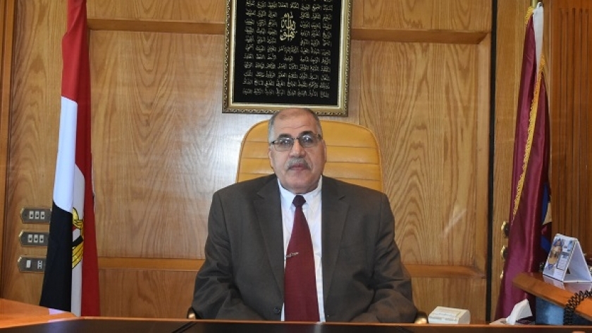صورة الدكتور محمد عيسى، القائم بأعمال رئيس جامعة الفيوم
