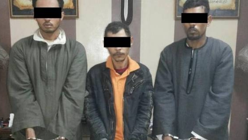 المتهمون الثلاثة بقتل ضابط بالمعاش في محافظة قنا