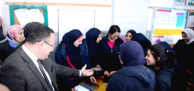 إبداع الطلبة يكشفه محافظ الإسكندرية