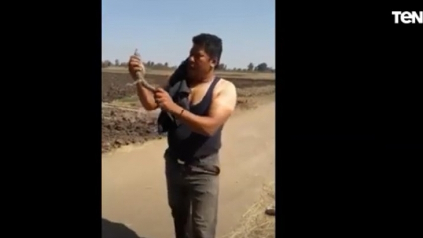 الشخص الذي اصطاد التمساح بالفيديو