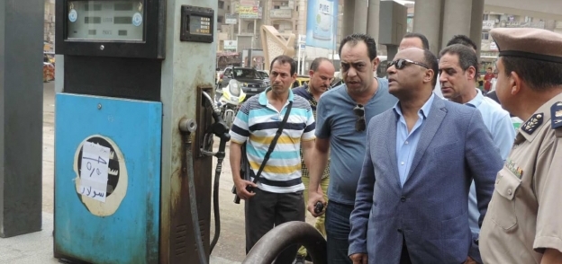 مدير أمن الغربية يتفقد محطات الوقود ومواقف السيارات