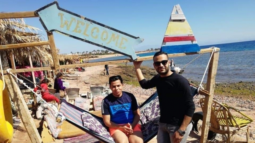 سياح مصريين علي شواطئ دهب