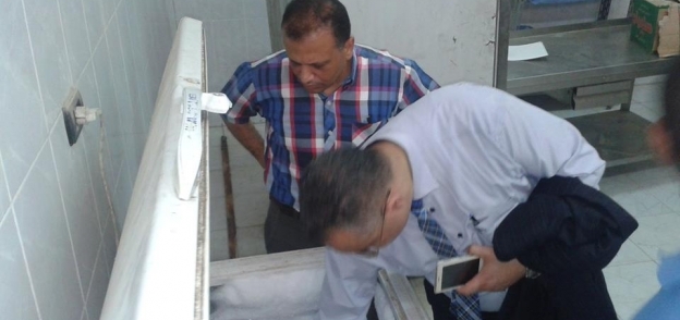 إحالة العاملين بمطبخ مستشفى العاشر من رمضان في الشرقية للتحقيق بسبب الإهمال