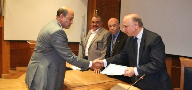 محافظ القاهرة خلال تكريم رئيس حي السلام أول