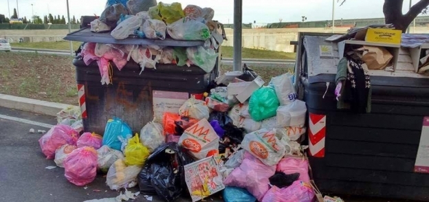 بالصور| روما تعلن حالة الطوارئ لفوضى القمامة في الشوارع