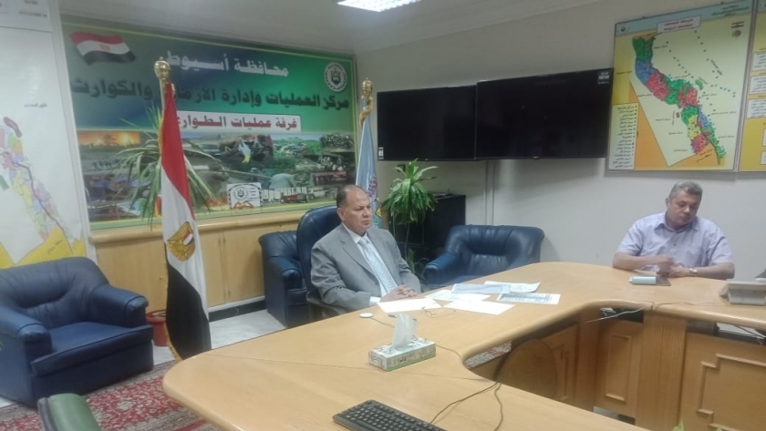 محافظ أسيوط يطمئن رئيس الوزراء عبر الفيديو كونفرانس استعداد المحافظة لعيد الفطر