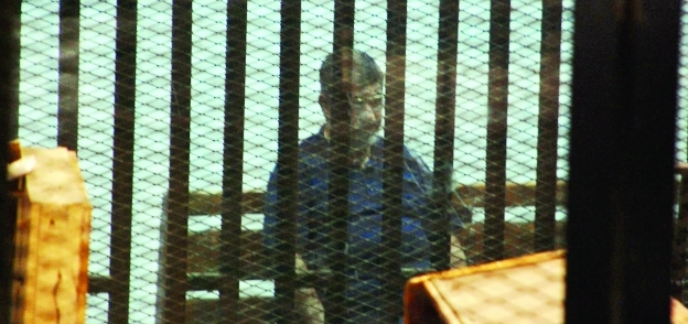 المعزول محمد مرسي داخل القفص