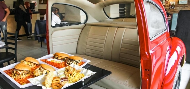 جزء من سيارة للجلوس عليه أثناء تناول وجبة «برجر»