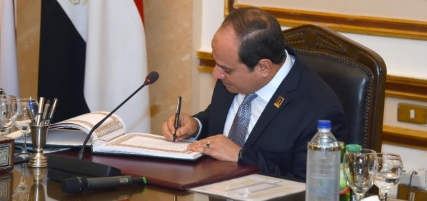 الرئيس عبدالفتاح السيسي يوقع في سجل زيارات جامعة القاهرة
