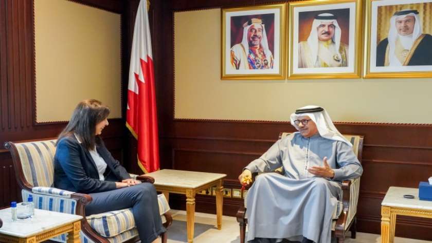 وزير الخارجية البحريني مع السفيرة المصرية