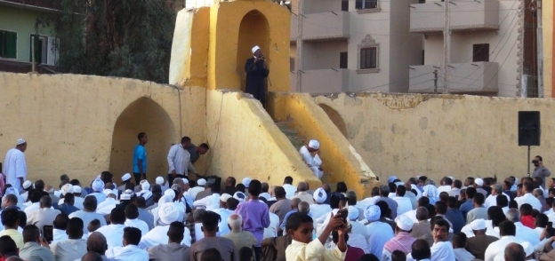 الآلاف يؤدون صلاة عيد الفطر في أسوان بالمساجد و83 ساحة
