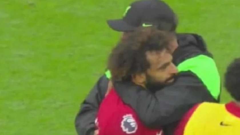 يورجن كلوب يحتضن محمد صلاح بعد مباراة ليفربول ونيوكاسل