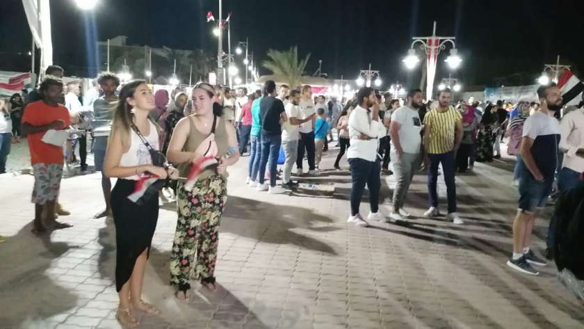 السائحين يشاركون المصريين احتفالات نصر أكتوبر بميادين الغردقة