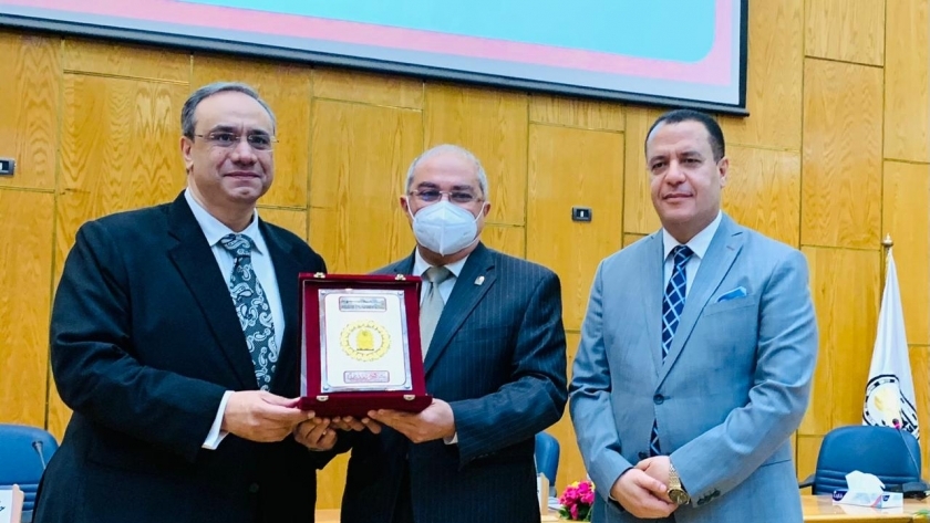 رئيس جامعة أسيوط يكرم المستشار خالد القاضي