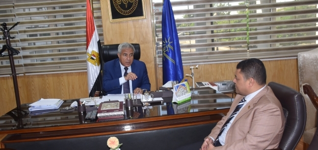 محافظ أسوان بصحبة رئيس شركة غاز مصر