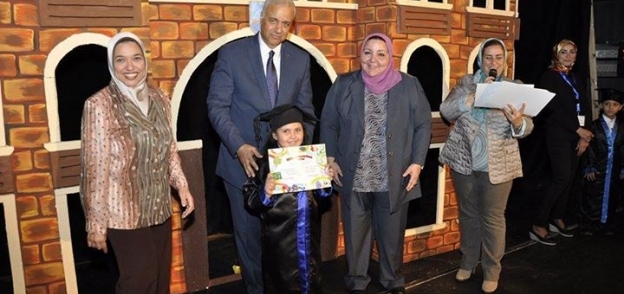 رئيس جامعة الإسكندرية يشارك في حفل تخريج أطفال المستوى الثاني للروضة النموذجية