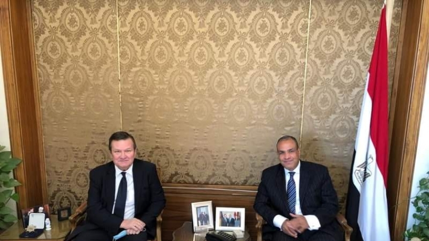 سفير أوكرانيا بالقاهرة إيفهين ميكيتينكو أثناء لقائه مع مساعد وزير الخارجية