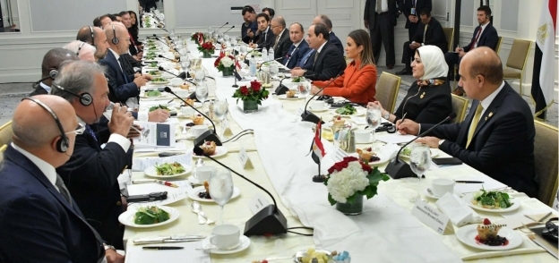 الرئيس عبدالفتاح السيسى وعدد من الوزراء خلال اجتماعهم مع مجلس الأعمال للتفاهم الدولى