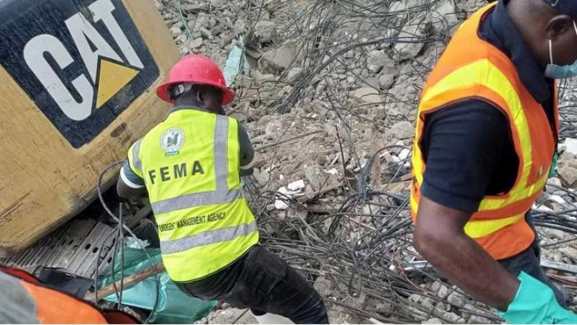 عمليات الإنقاذ في موقع انهيار المبنى بأبوجا