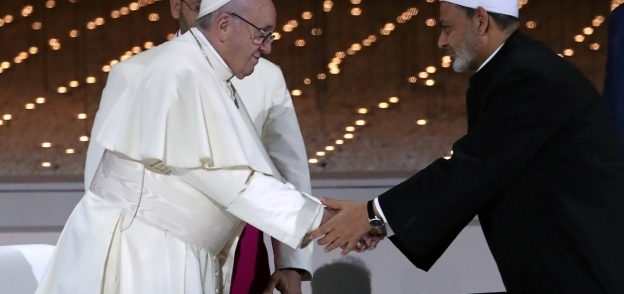 شيخ الازهر يصافح البابا
