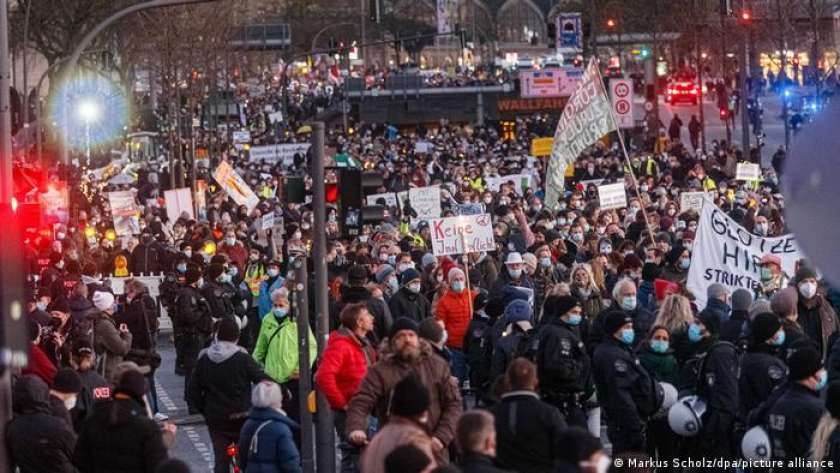 المتظاهرون في ألمانيا وفرنسا