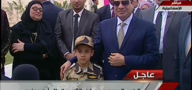 نجل الشهيد أحمد منسي في صورة سابقة له مع الرئيس السيسي