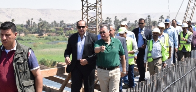 بالصور| وزير النقل يتفقد كوبري طما على النيل بسوهاج