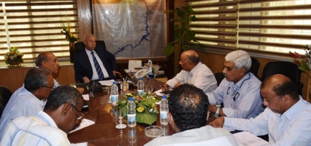 اجتماع محافظ أسوان مع مسئولى «النقرة» لبحث الأزمة