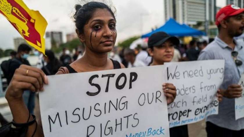 متظاهرة سريلانكية في الاحتجاجات ضد الرئيس غوتابايا راجاباكسا