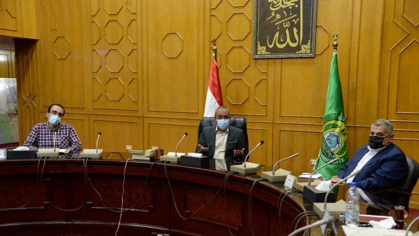 محافظ الإسماعيلية خلال اجتماعه مع النواب