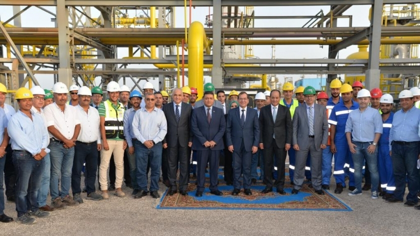 وزير البترول يعطي شارة بدء ربط خط غاز «ريفين» بمصنع البوتاجاز في العامرية