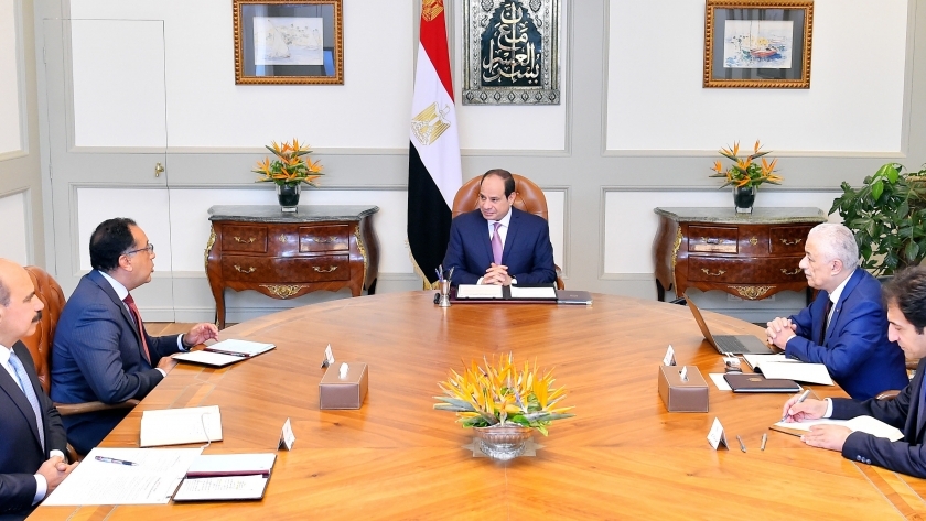 الرئيس  عبد الفتاح السيسي خلال الاجتماع برئيس الوزراء ووزير التعليم