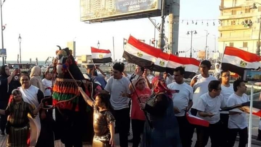 «متحدي الإعاقة» يقدمون عرض فني بالأعلام المصرية بمناسبة الكان