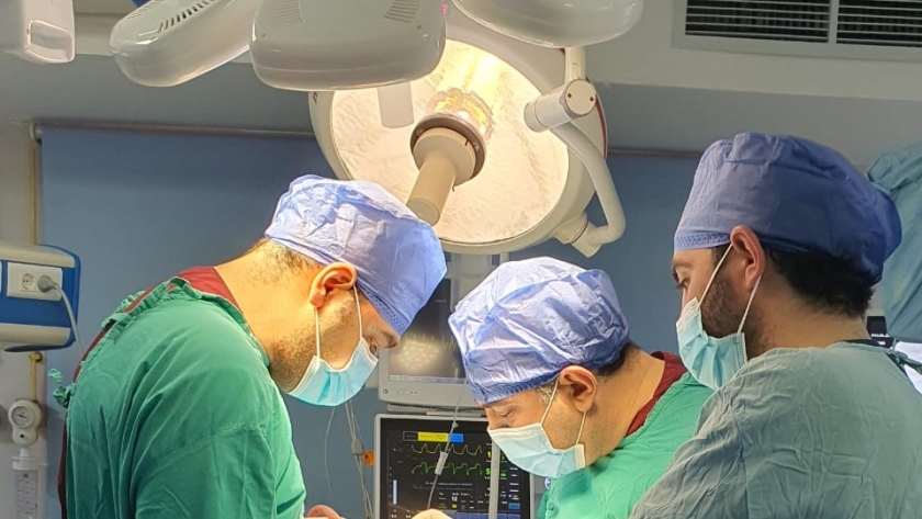 جانب من إجراء العملية الجراحية المعقدة بمستشفي مطروح العام