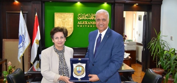 رئيس جامعة الإسكندرية يستقبل دكتورة بجامعة الاباما الأمريكية