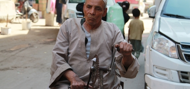 عمر عبدالحفيظ يجلس على كرسيه المتحرك