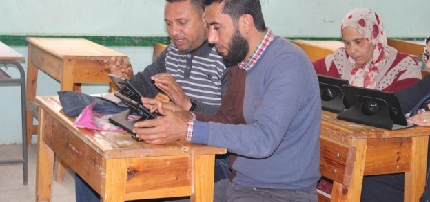 معلمو كفر الشيخ يتدربون على تقدير درجات إمتحانات"التابلت"