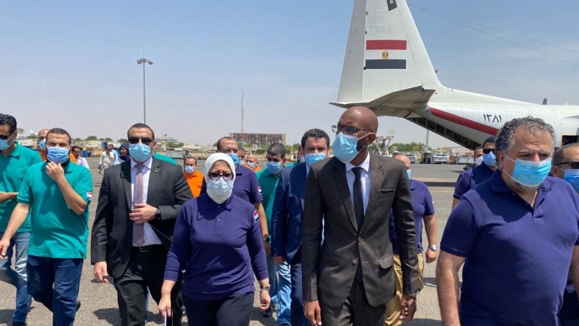 هالة زايد وزيرة الصحة والوفد الطبي المصري أثناء استقبال المساعدات المصرية في الخرطوم