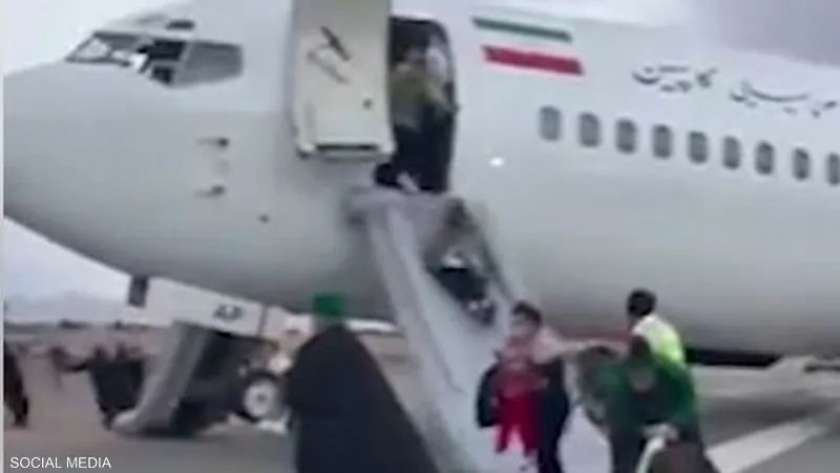 إخلاء ركاب الطائرة الإيرانية.