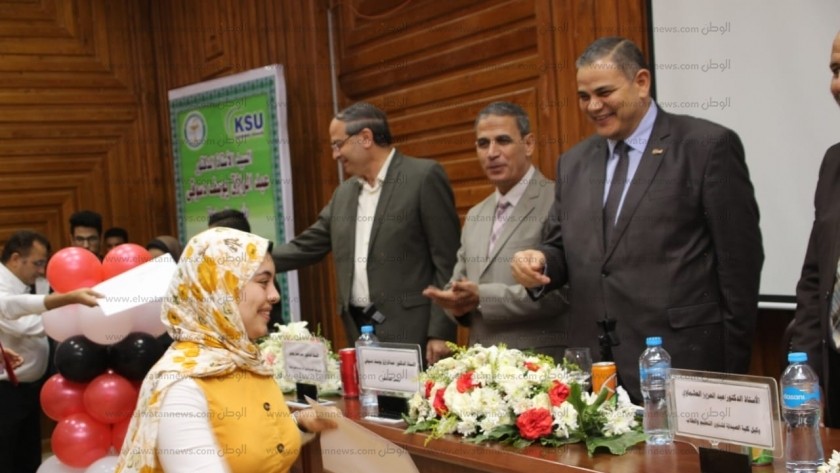 رئيس جامعة كفر الشيخ خلال استقبال طلاب كلية الصيدلة الجدد