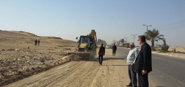 بالصور| "تنفيذي طامية" يشن حملة لرفع القمامة والأتربة بالطريق الصحراوي