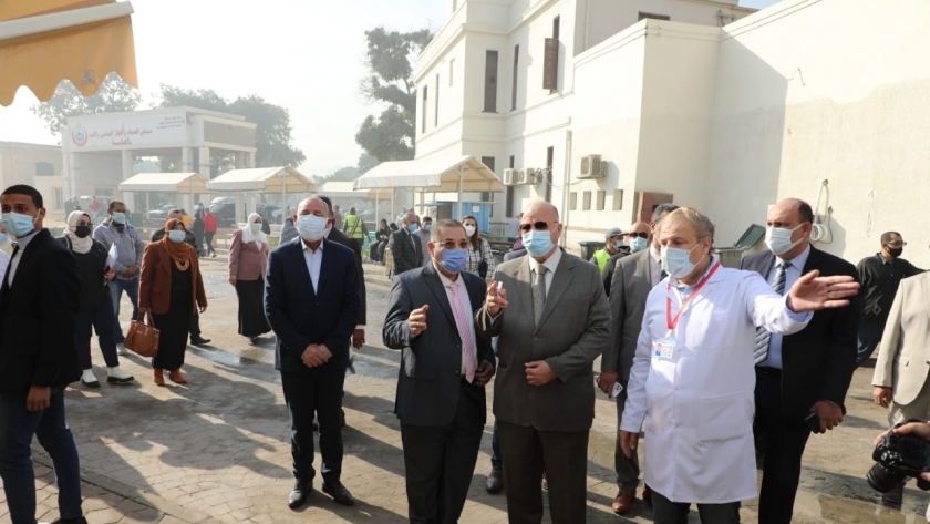 محافظ القاهرة يتفقد «حميات العباسية» لمتابعة سير العمل واستقبال المرضى