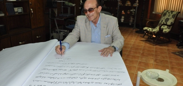 محمد صبحى أثناء كتابة مقدمة كاب"شكرا جيش مصر"