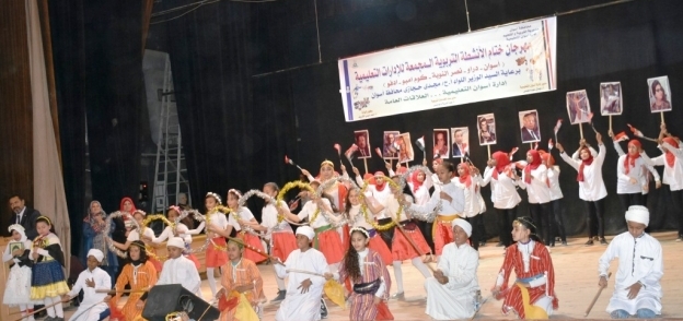 محافظ أسوان يشهد مهرجان الأنشطة التربوية للتعليم بأسوان