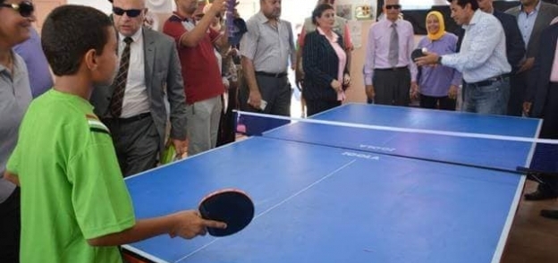 وزير الشباب والرياضة يلعب بينج بونج