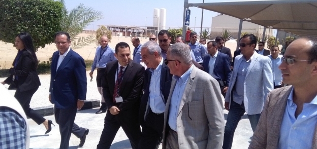 وزير التجارة والصناعة يتفقد مصنع سفنكس لإنتاج الزجاج بمدينة السادات