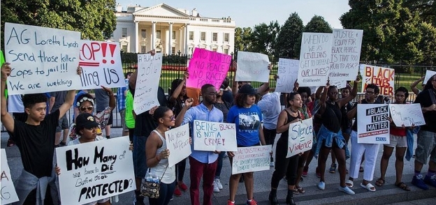 المئات يتظاهرون أمام البيت الأبيض احتجاجاً على قتل السود