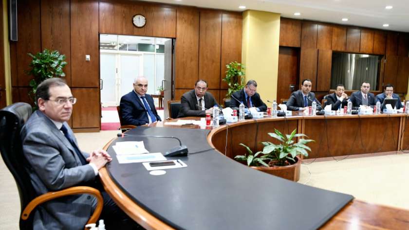 المهندس طارق الملا وزير البترول خلال الاجتماع الدوري