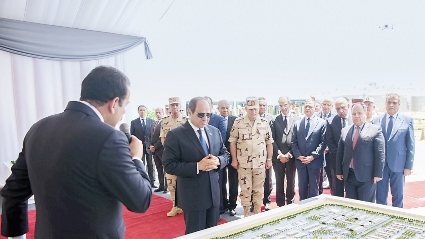 الرئيس مع عدد من الوزراء والمسئولين أثناء افتتاح موسم الحصاد