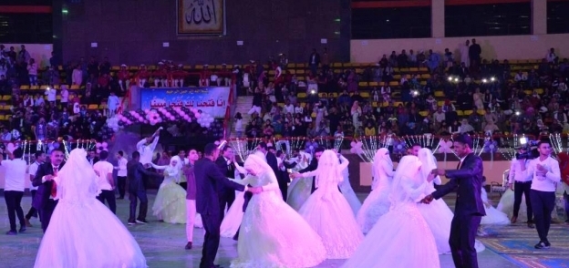 محافظى  أسيوط وسوهاج وقائد المنطقة الجنوبية العسكرية يشاركون ٤٠ تريس وعروسة حفل زفاف جماعى 